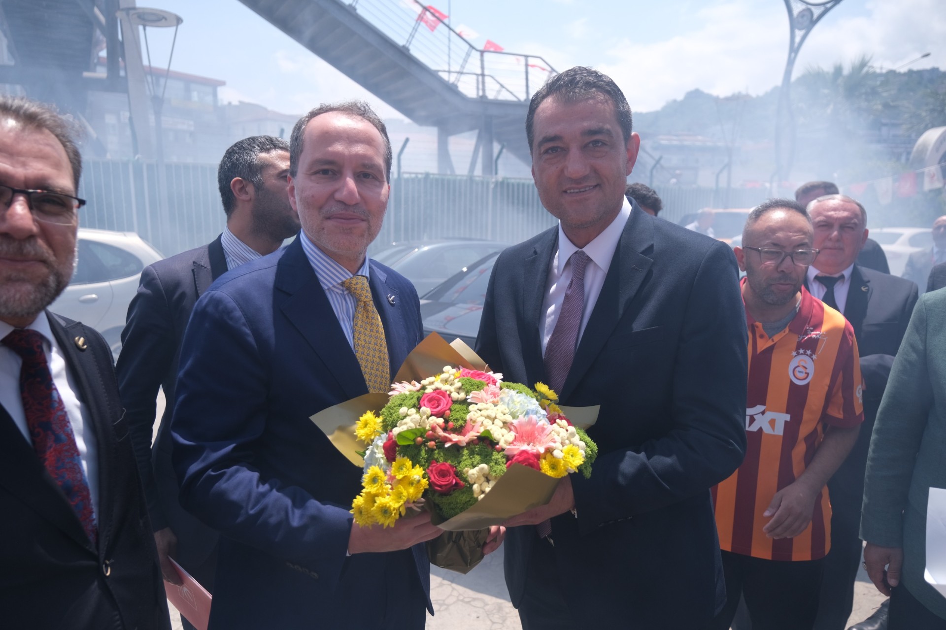 Fuat Köse Giresun'a Gelen Dr. Fatih Erbakan'ı çiçekle karşıladı