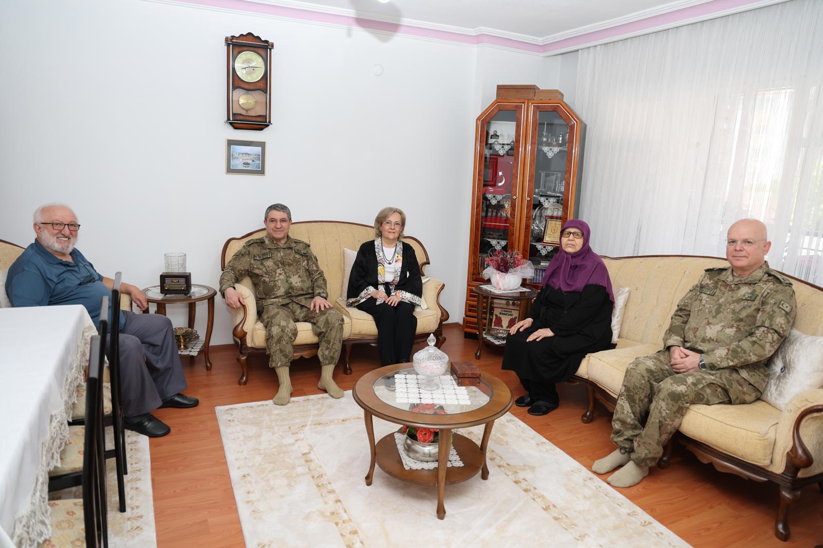 Orgeneral Bayraktaroğlu'ndan Amasya’da şehit ve gazi ailelerine bayram ziyareti