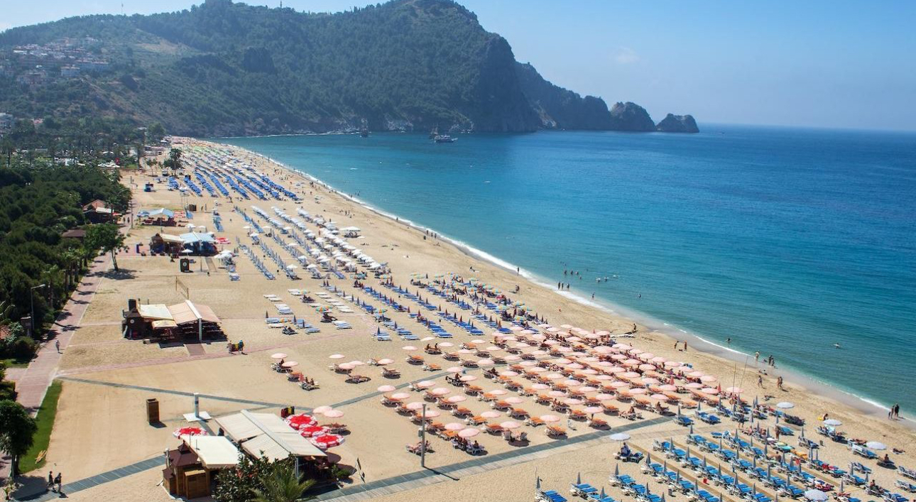Alanya plajlarında fiyat şoku: Şezlong ve şemsiye ücretleri ikiye katlandı