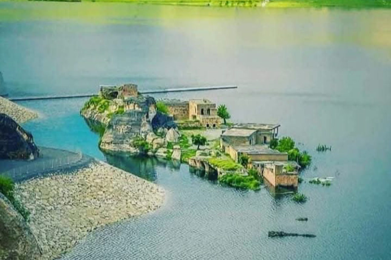 Hasankeyf’te su çekildi, tarih yeniden ortaya çıktı