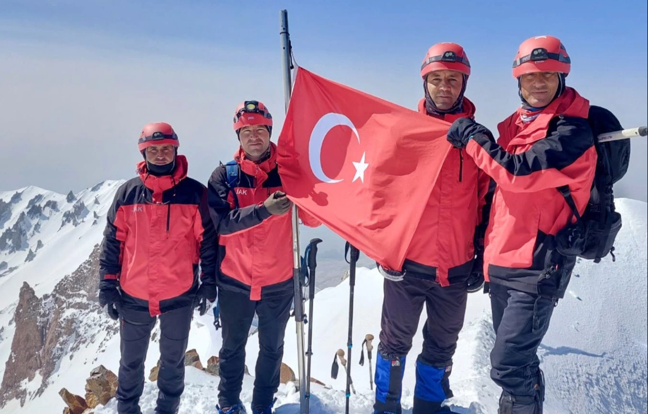 Jandarma 186'ıncı yılını Erciyes'in zirvesinde kutladı