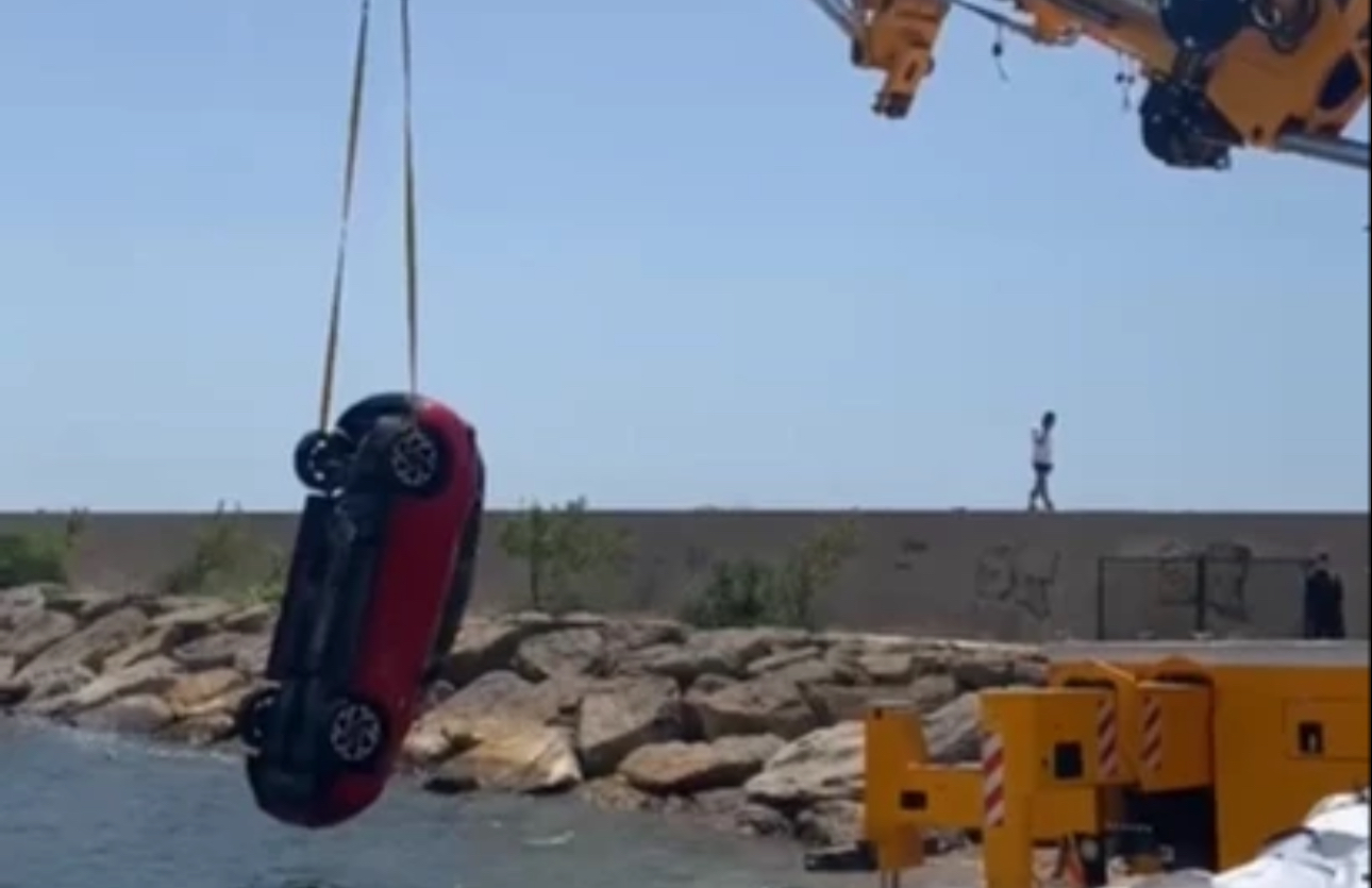 Keşan'da el freni unutulan otomobil denize uçtu