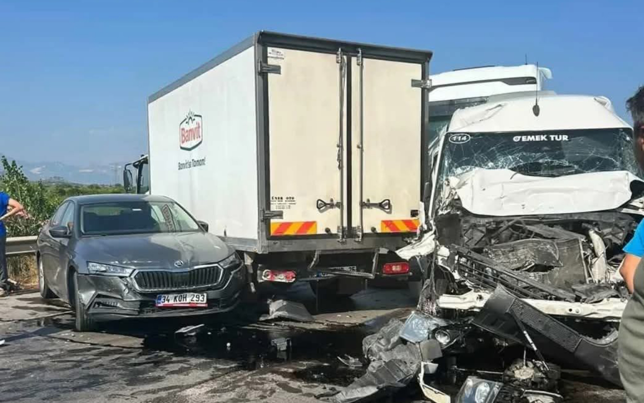 Serik'te 6 araçlı zincirleme kazada 4 kişi yaralandı