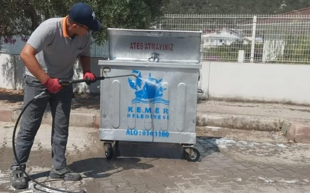 Kemer’de çöp konteynerleri dezenfekte ediliyor