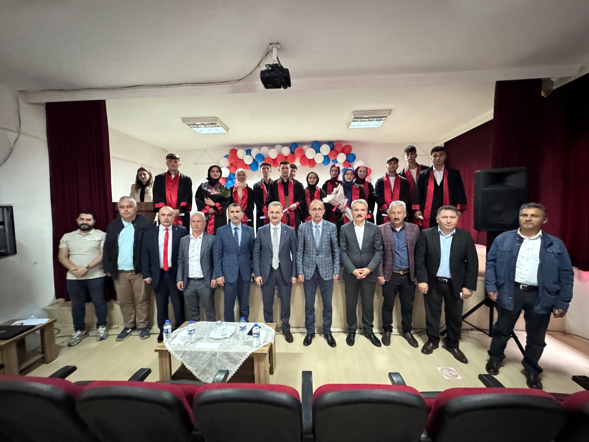 Şalpazarı Anadolu İHL'de 13 öğrenci kep fırlattı