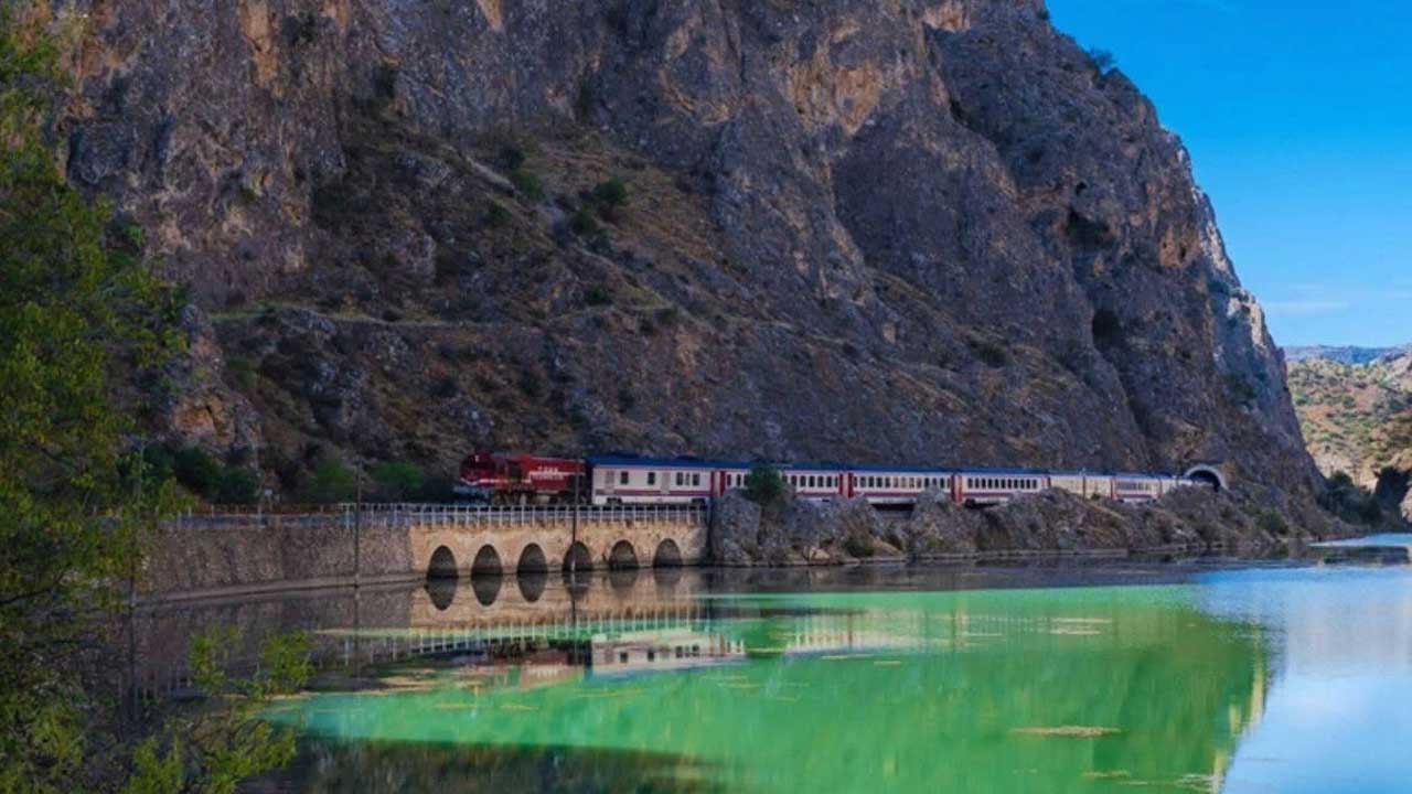 Turistik Karaelmas Ekspresi, ilk seferine Ankara'dan uğurlandı