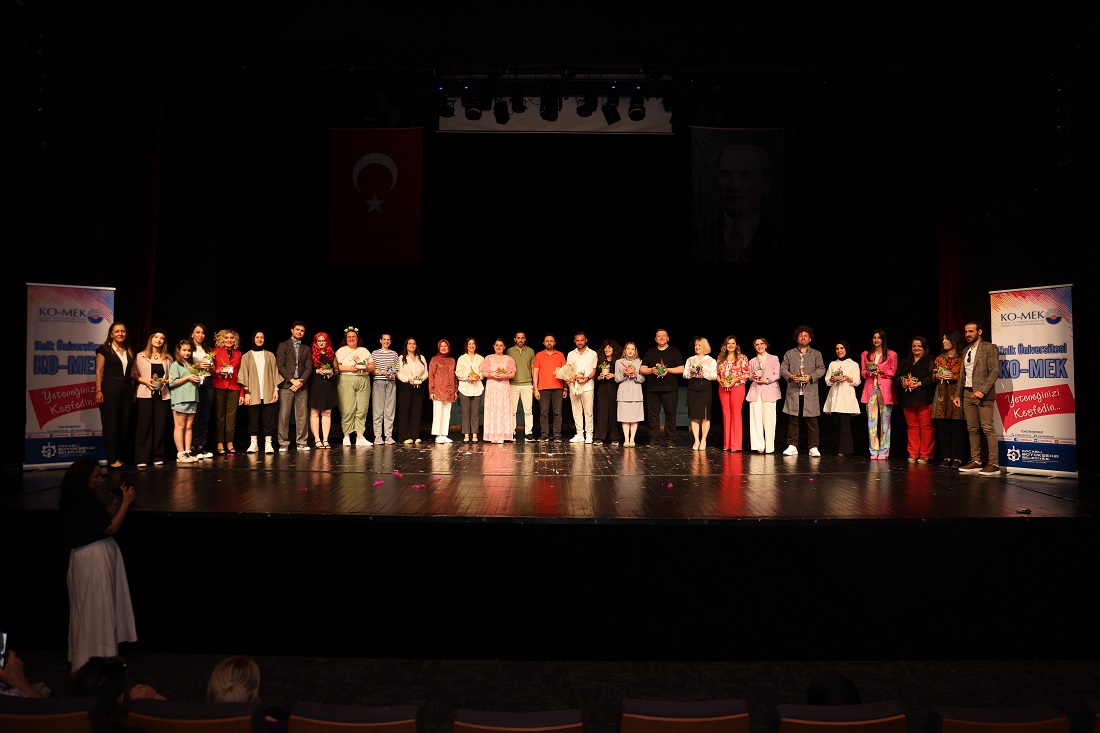 KO-MEK kursiyerlerine sahnede tam not