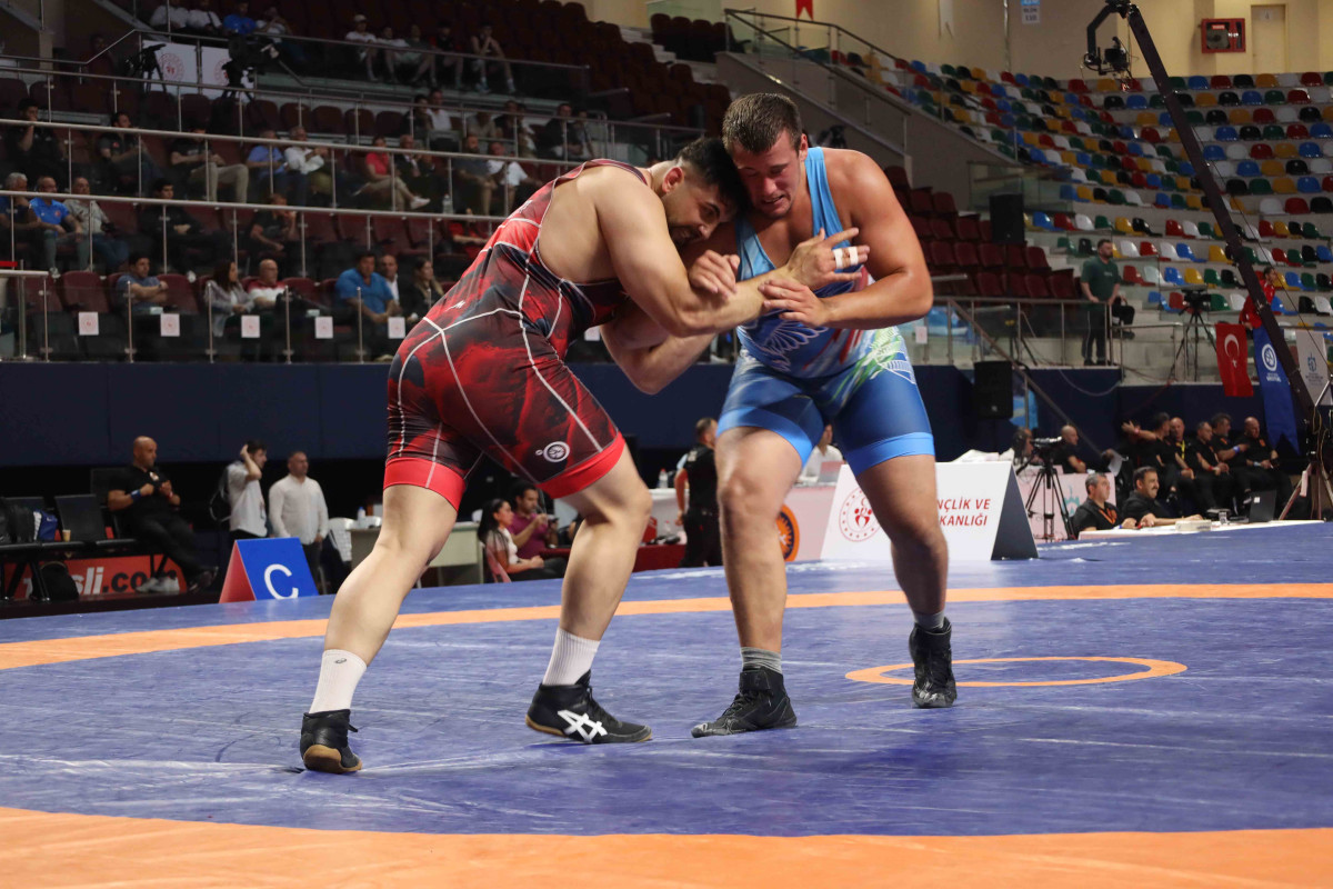 Güreşçiler minderde terlemeye devam ediyor