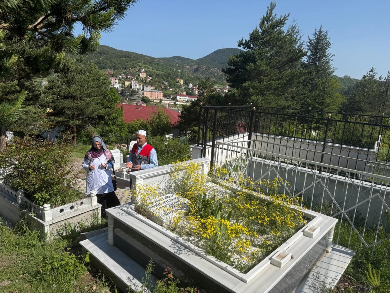 Ordu Büyükşehir kabir ziyareti öncesi vatandaşlara çiçek fidesi dağıttı