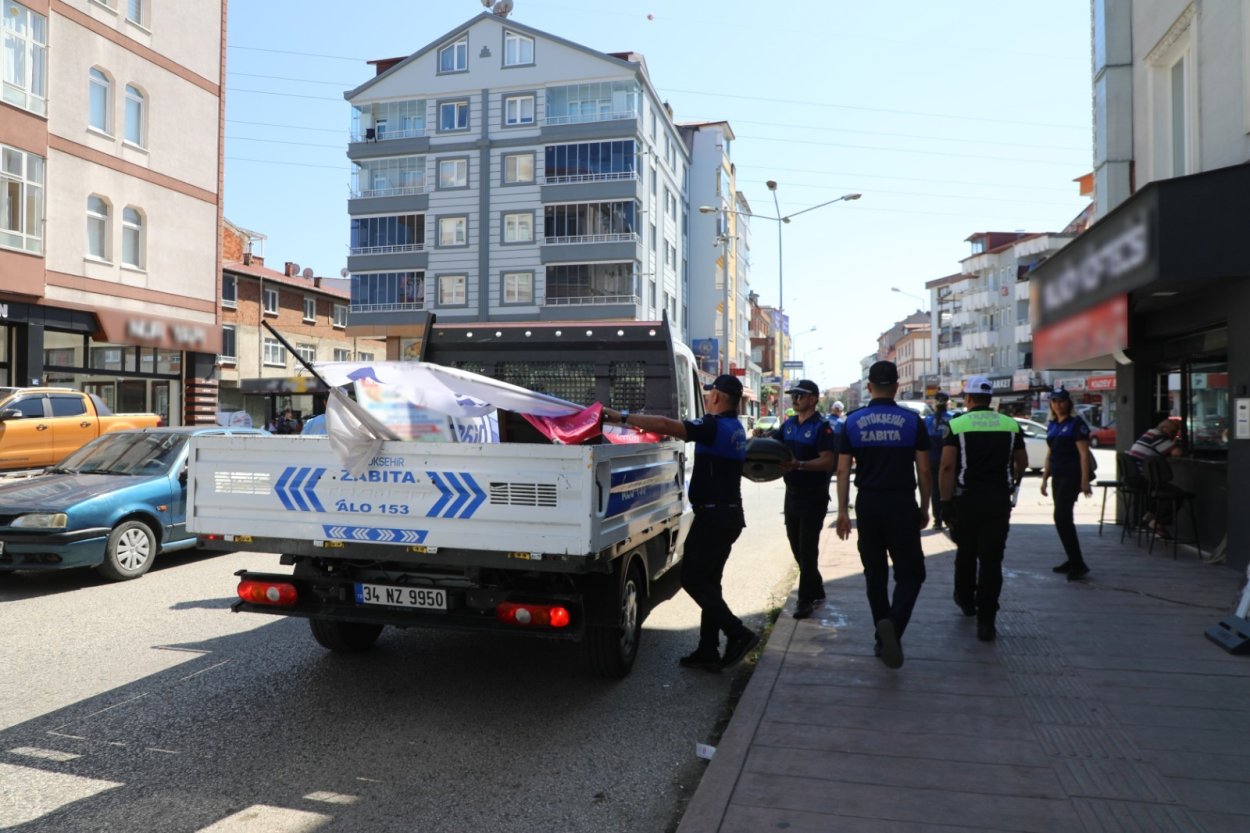Ordu Büyükşehir zabıta kaldırım işgaline göz açtırmıyor