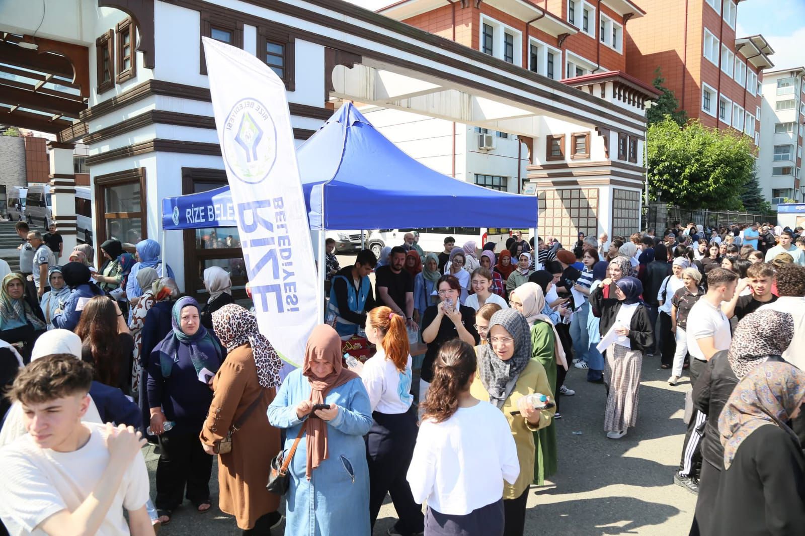 Rize Belediyesi'nden TYT sınavında okul önlerinde ikram ve ücretsiz ulaşım