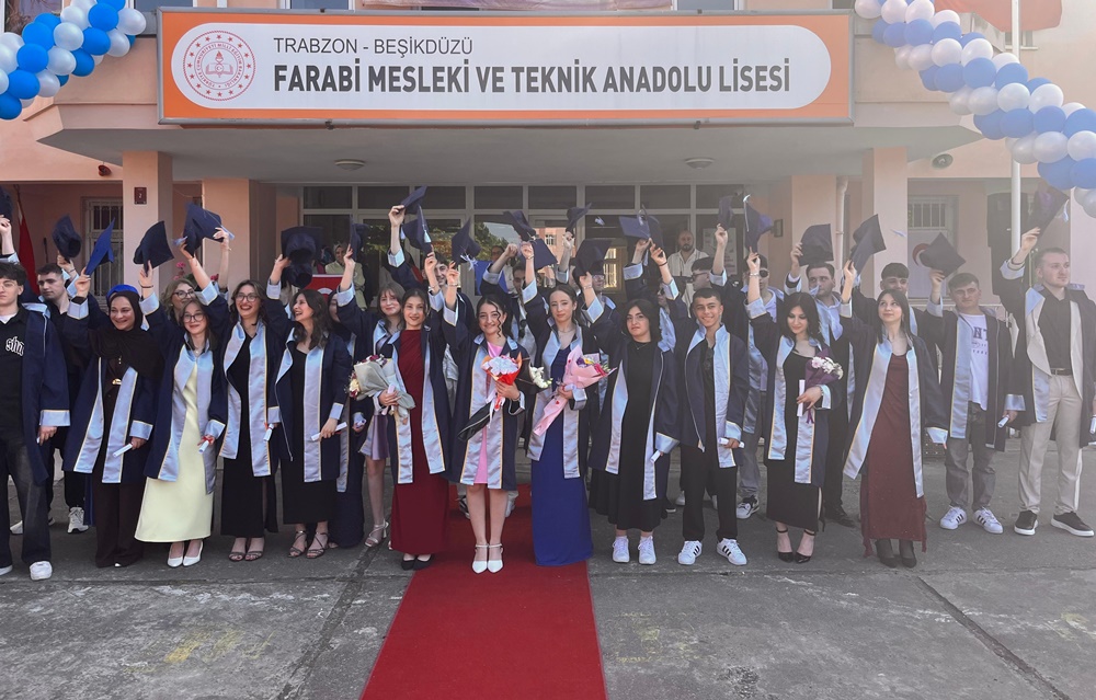 Beşikdüzü Farabi MTAL 30. mezunlarından 37 öğrenci kep fırlattı