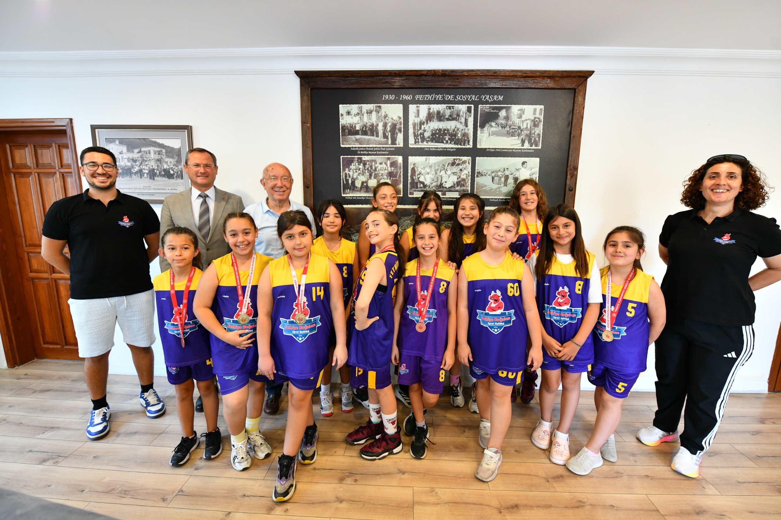 Muğla Şampiyonu Fethiye Boğaları Fethiye Belediyesi’ni ziyaret ettiler