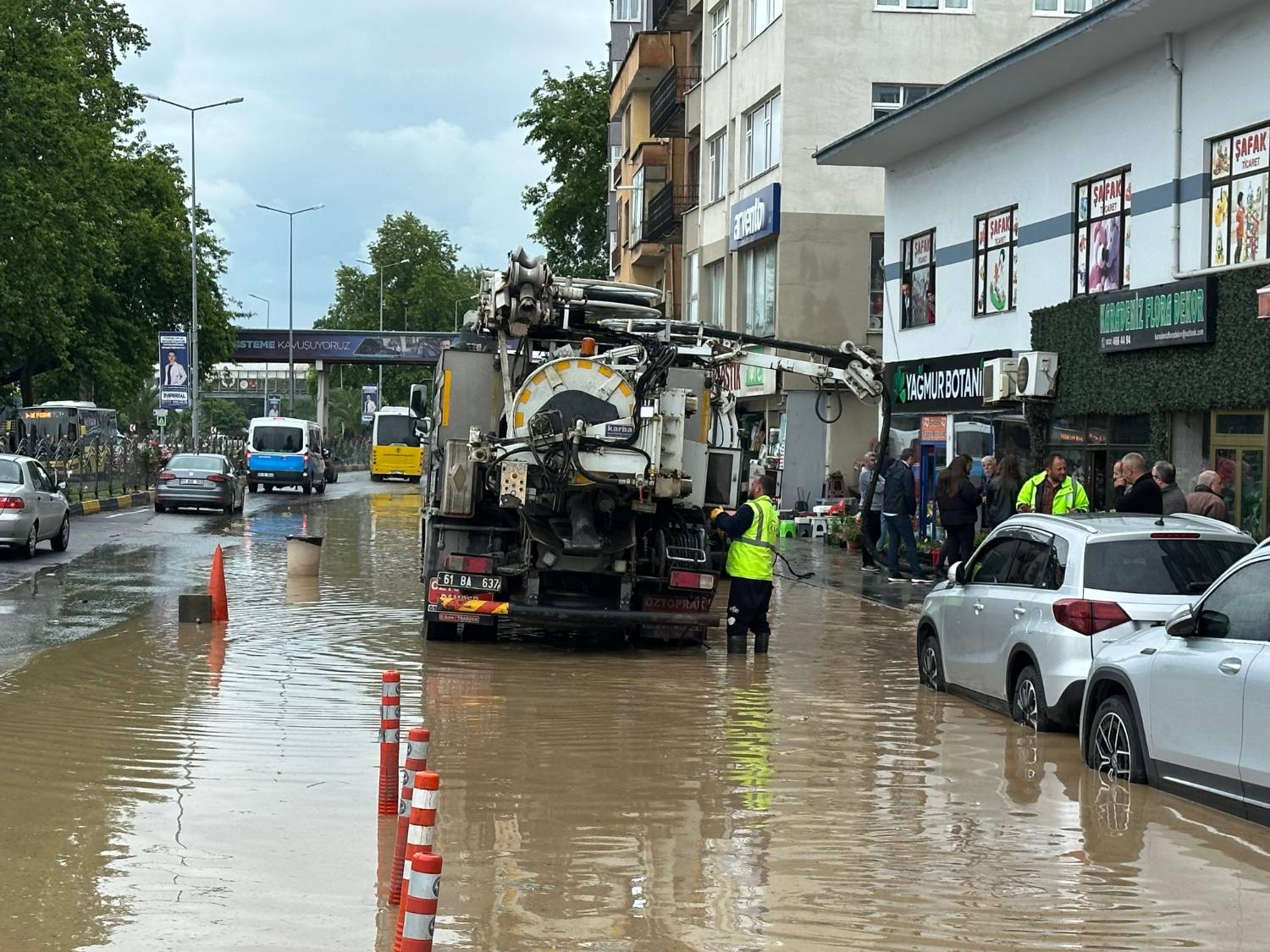 Trabzon Büyükşehir Belediyesi ekipleri su taşkınları nedeniyle seferber oldu