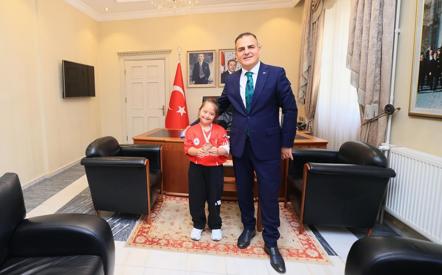 Down sendromlu milli sporcudan Vali Akbıyık'a ziyaret