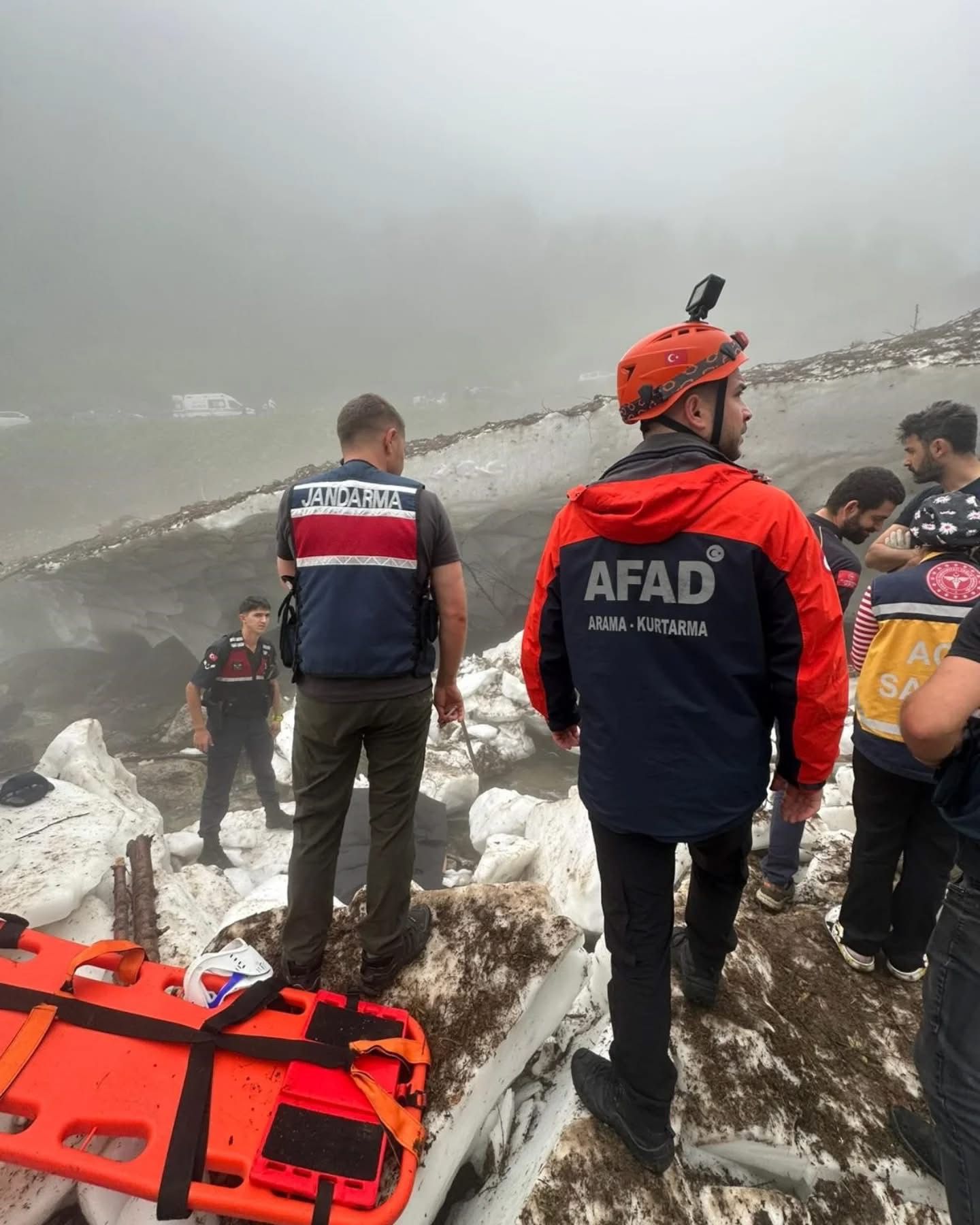 Yaylada fotoğraf çekerken kar altında kaldı, hayatını kaybetti
