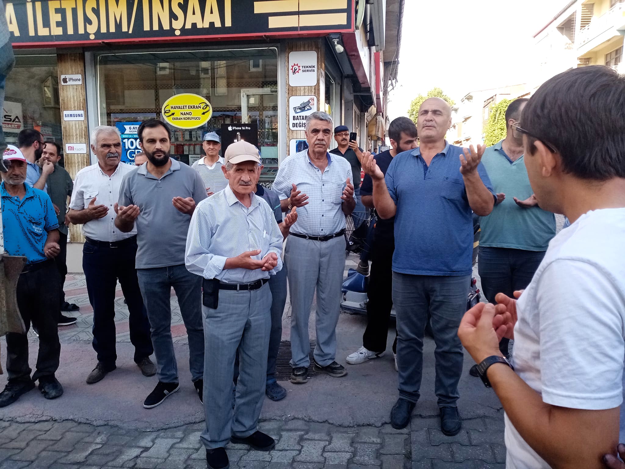 Hayırsever iş insanı 20 ton karpuz dağıttı