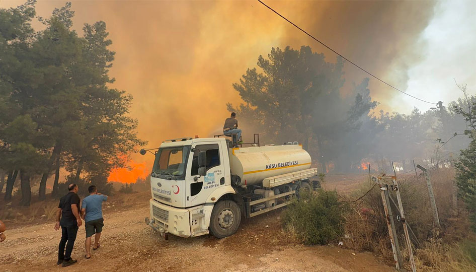Antalya Aksu’da orman yangını: Müdahale sürüyor
