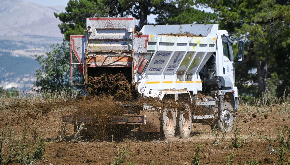 Konya Selçuklu'da kamyon üzeri gübre dağıtım aracı
