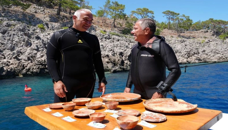 Antalya açıklarında 2 bin yıllık gemi batığı: Yüzlerce tarihi seramik gün yüzüne çıkarıldı