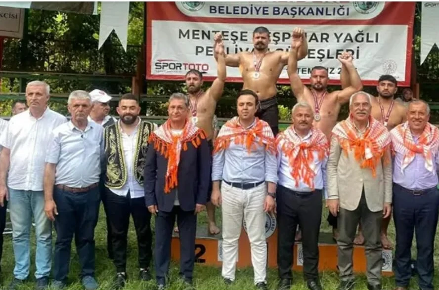 Cengizhan Şimşek, menteşe beşpınar yağlı pehlivan güreşleri’nde başpehlivanlığı kazandı