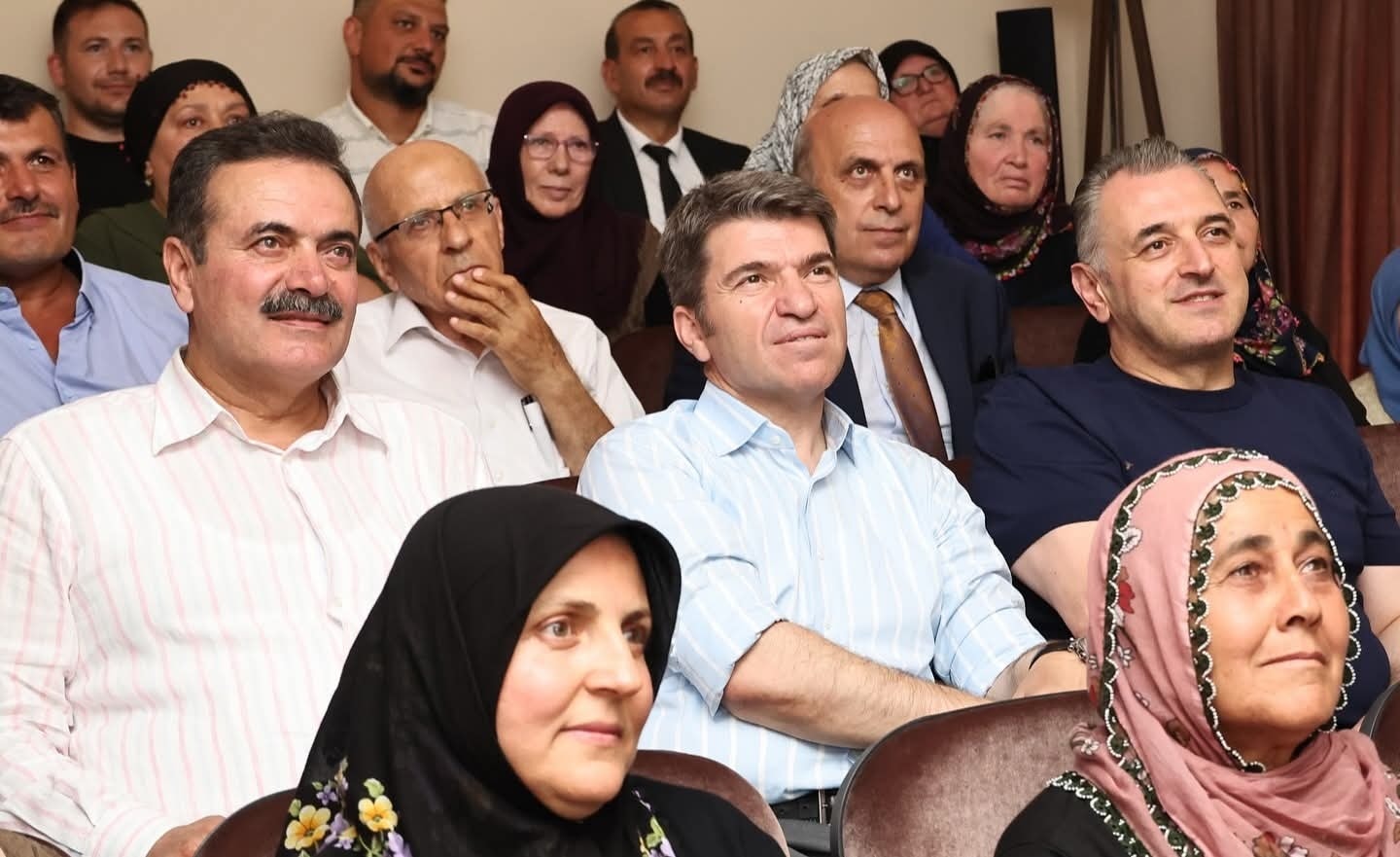 Amasya Valisi Önder Bakan'ın köy sakinleri ile sinema keyfi