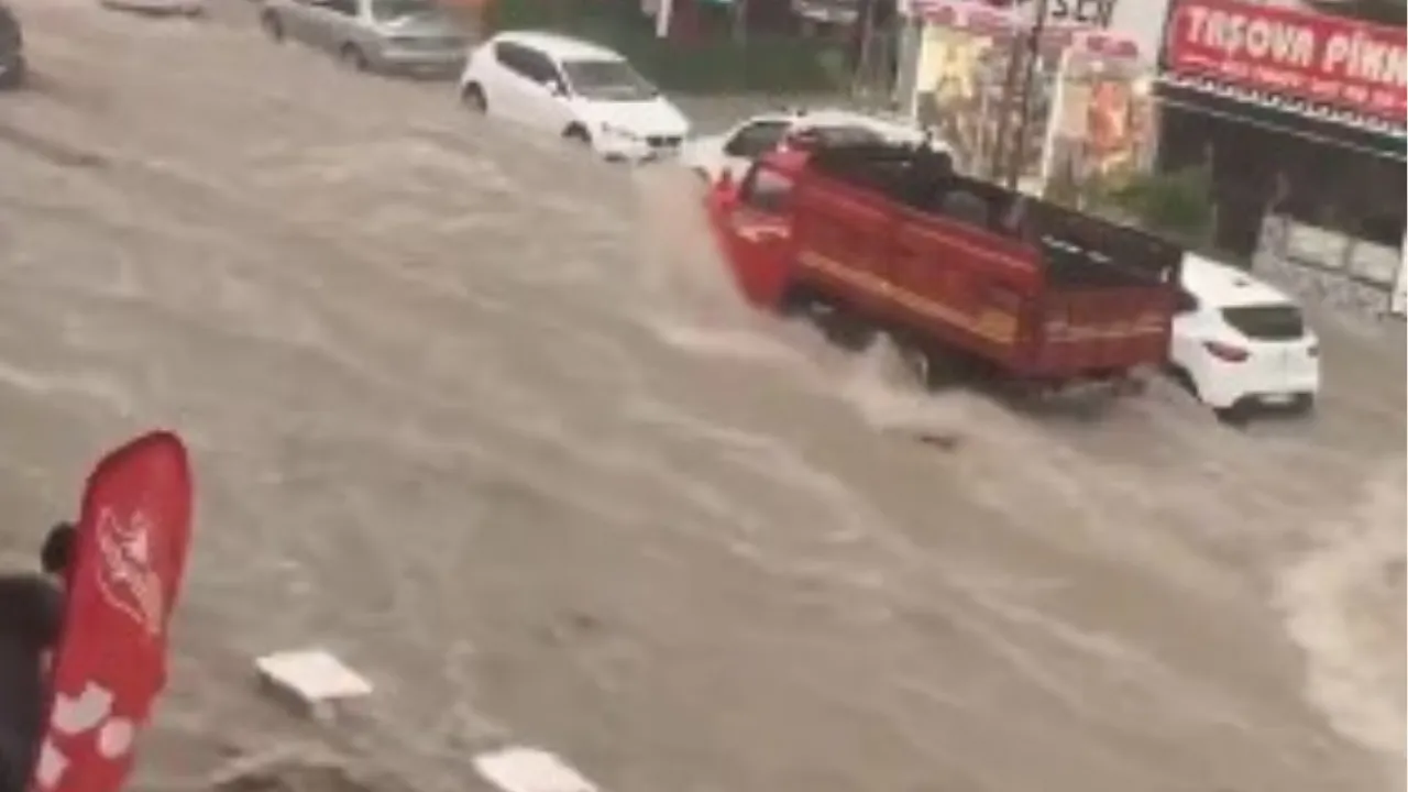 Ankara sağanak yağışa teslim oldu: Alt geçitleri sel bastı, çatılar uçtu