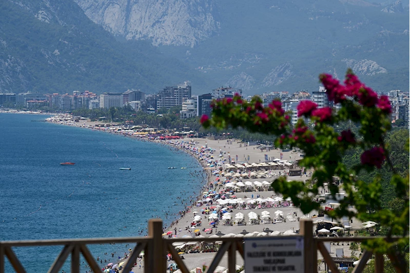 Antalya'da nem yüzde 77’ye ulaştı, sahiller doldu