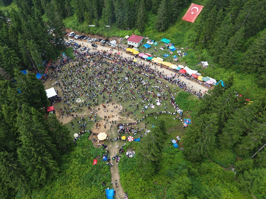 Göllüalan’da horon zamanı: Sinlice Yayla Şenliği’ne yoğun katılım