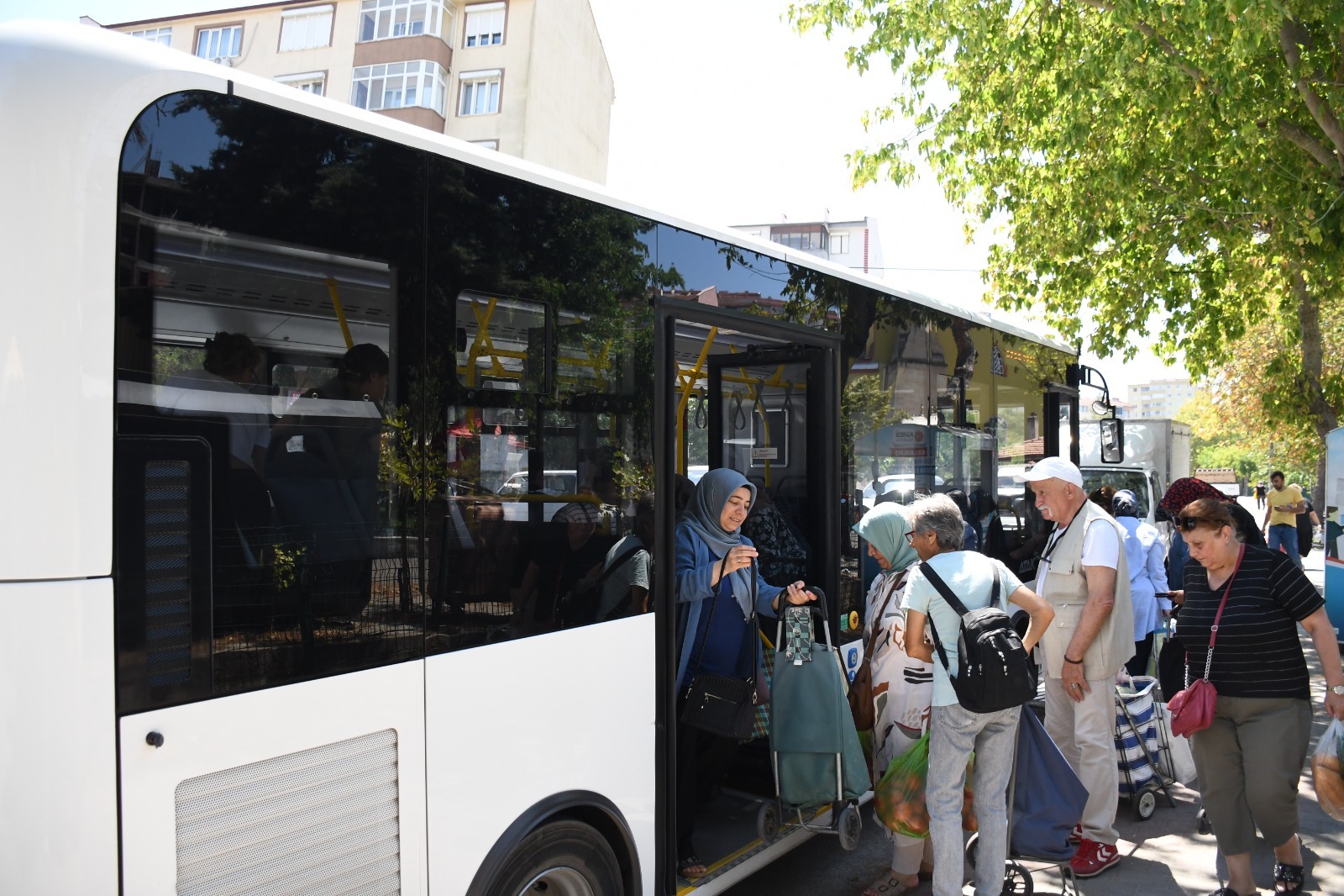 Balıkesir Belediyesi’nden semt pazarına ulaşımı kolaylaştıran hizmet