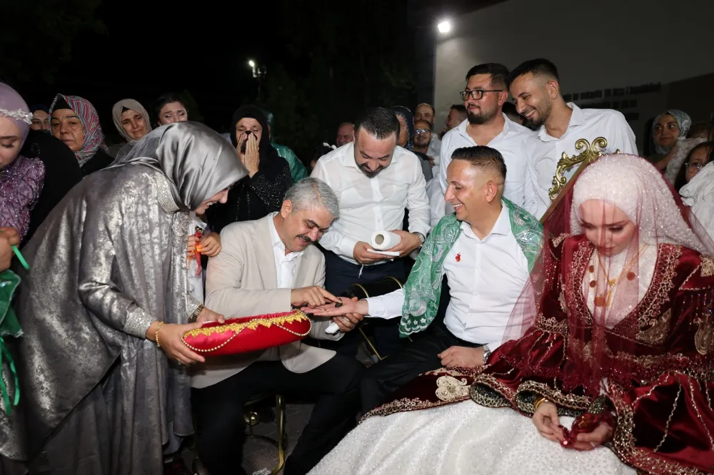 Pozantı Belediye Başkanı Avan’dan personeline anlamlı jest: Kınayı kendi elleriyle yaktı