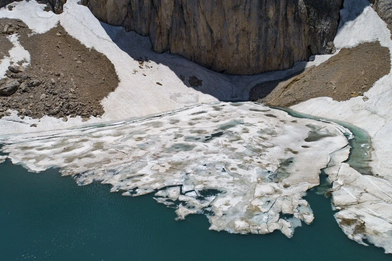 İlkbahar ve kış manzaraları bir arada: Buyer Gölü!