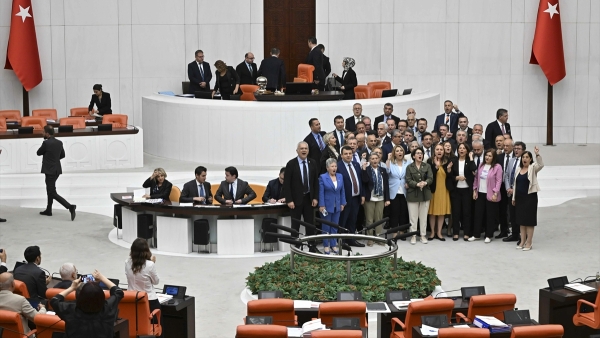 TBMM Genel Kurulunda CHP'li vekiller kürsüyü işgal etti