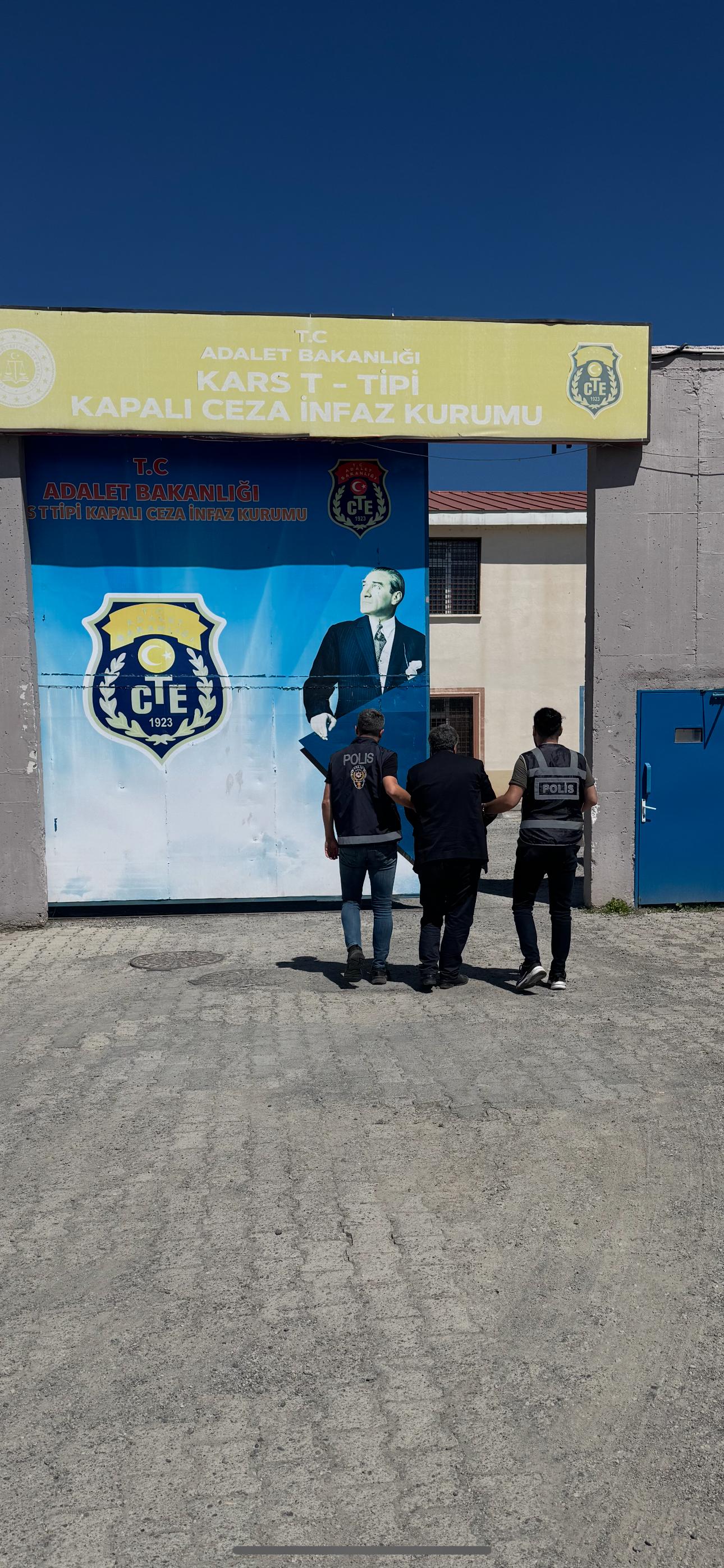 Kars’ta akrabasını öldürme suçundan hapis cezası bulunan hükümlü yakalandı