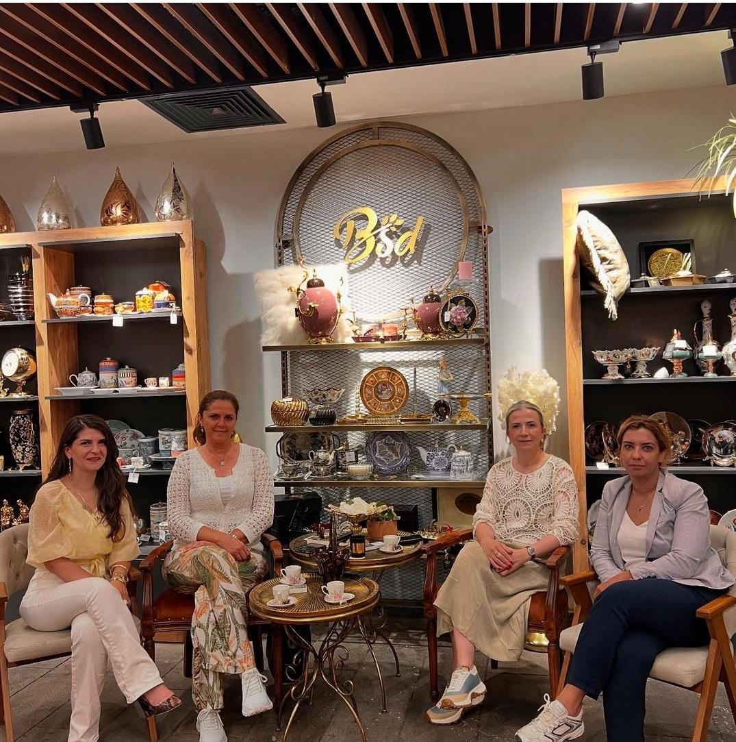 Kuşadası Kadın Girişimciler Kurulu Başkanı Hibeti Zeytin'den Karslı kadın girişimciye iş yerinde ziyaret...