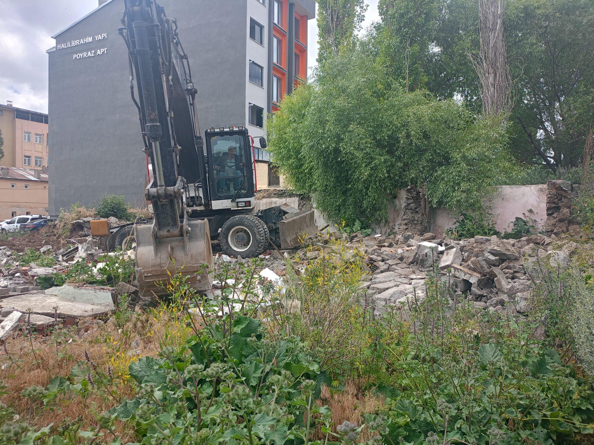 Kars Belediyesi’nden şehir estetiğine katkı: Metruk yapıların yıkımı sürüyor