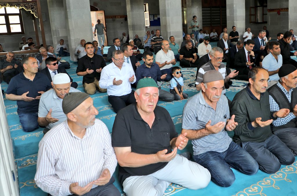 Kars'ta 15 Temmuz şehitleri için düzenlenen mevlid programına Vali Ziya Polat da katıldı