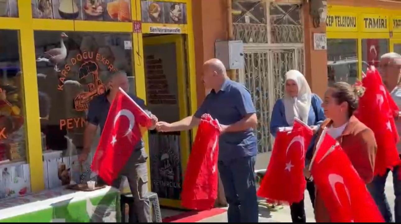 AK Parti Kars İl Teşkilatı’ndan 15 Temmuz’a özel bayrak dağıtımı