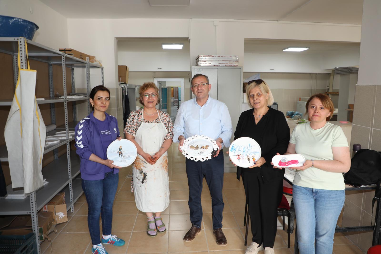 Kars Valisi Ziya Polat, Halk Eğitim Merkezi'ndeki kursiyerlerle buluştu