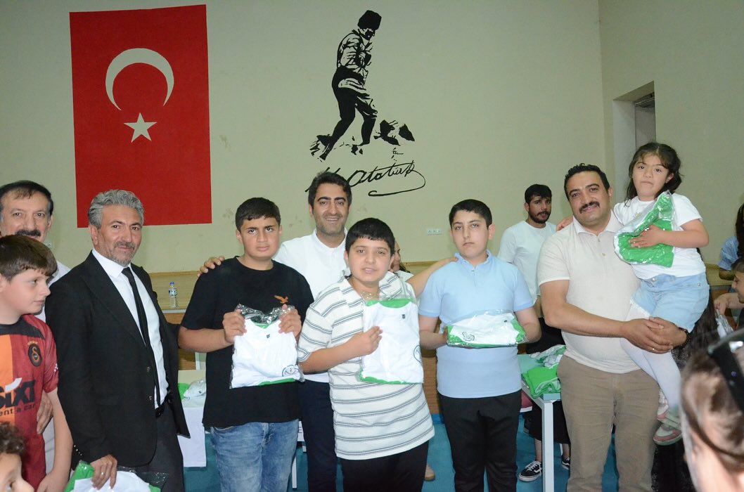 Sarıkamış’ta Yaz Spor Okulu sporcularına forma ve şort desteği yapıldı