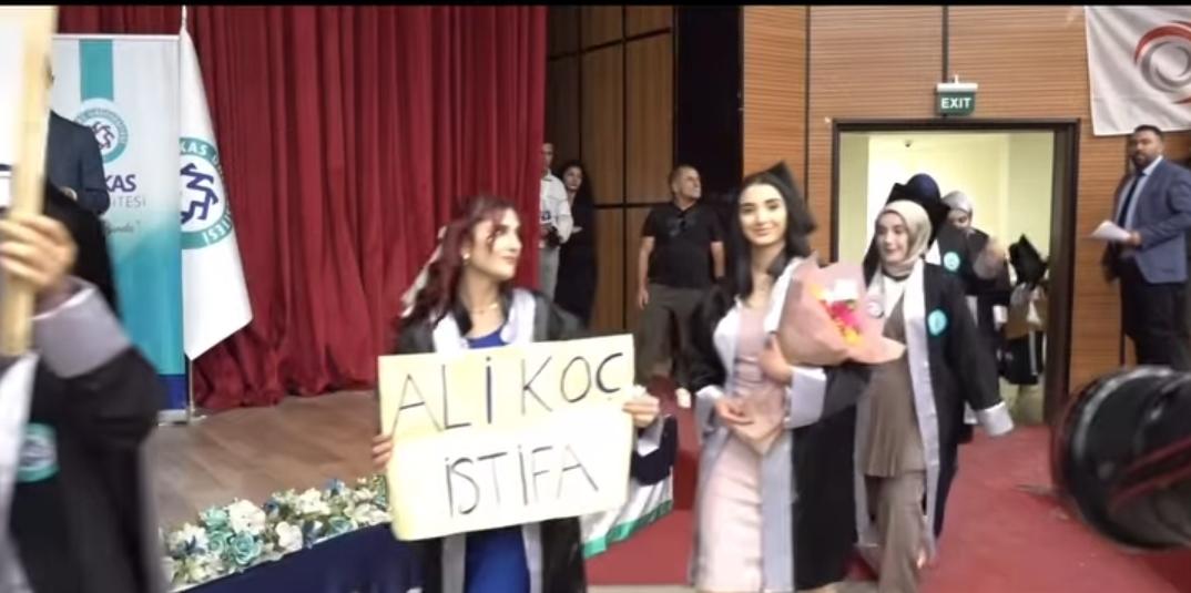 Kars Kafkas Üniversitesi mezuniyet töreninde "Ali Koç İstifa" pankartı dikkat çekti