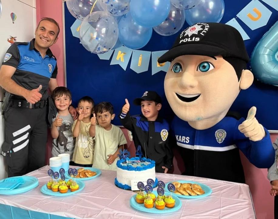 Minik Çınar’a polislerden sürpriz doğum günü kutlaması