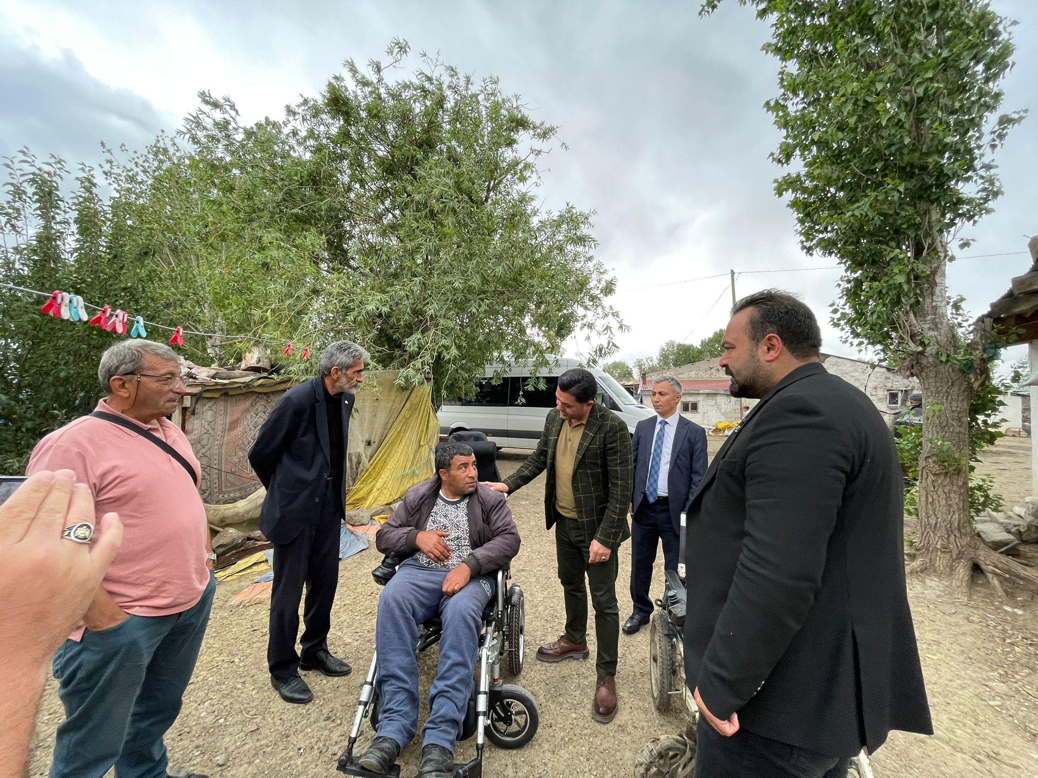 Kars MHP’li Başkanlardan ihtiyaç sahibi aileye akülü araç desteği