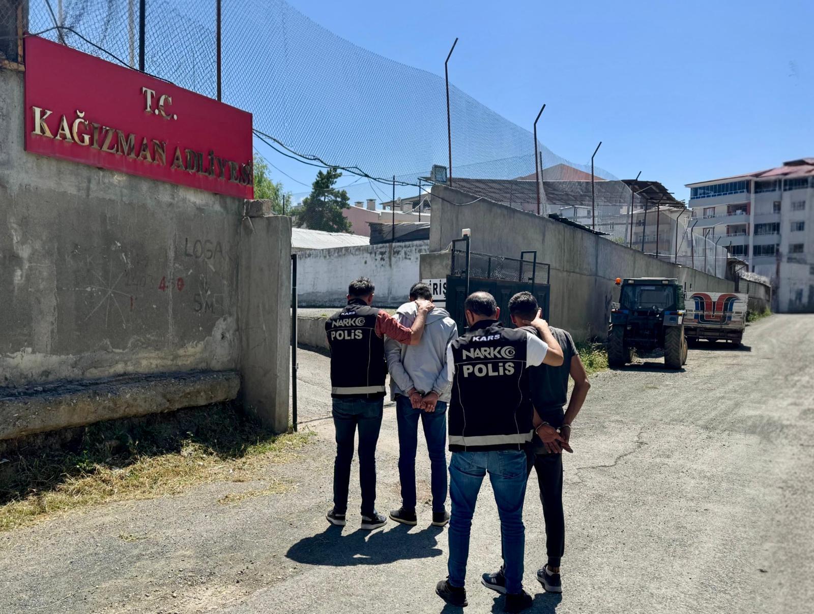 Kağızman'da yasaklı madde ticareti yapanlara operasyon: 2 şüpheli tutuklandı