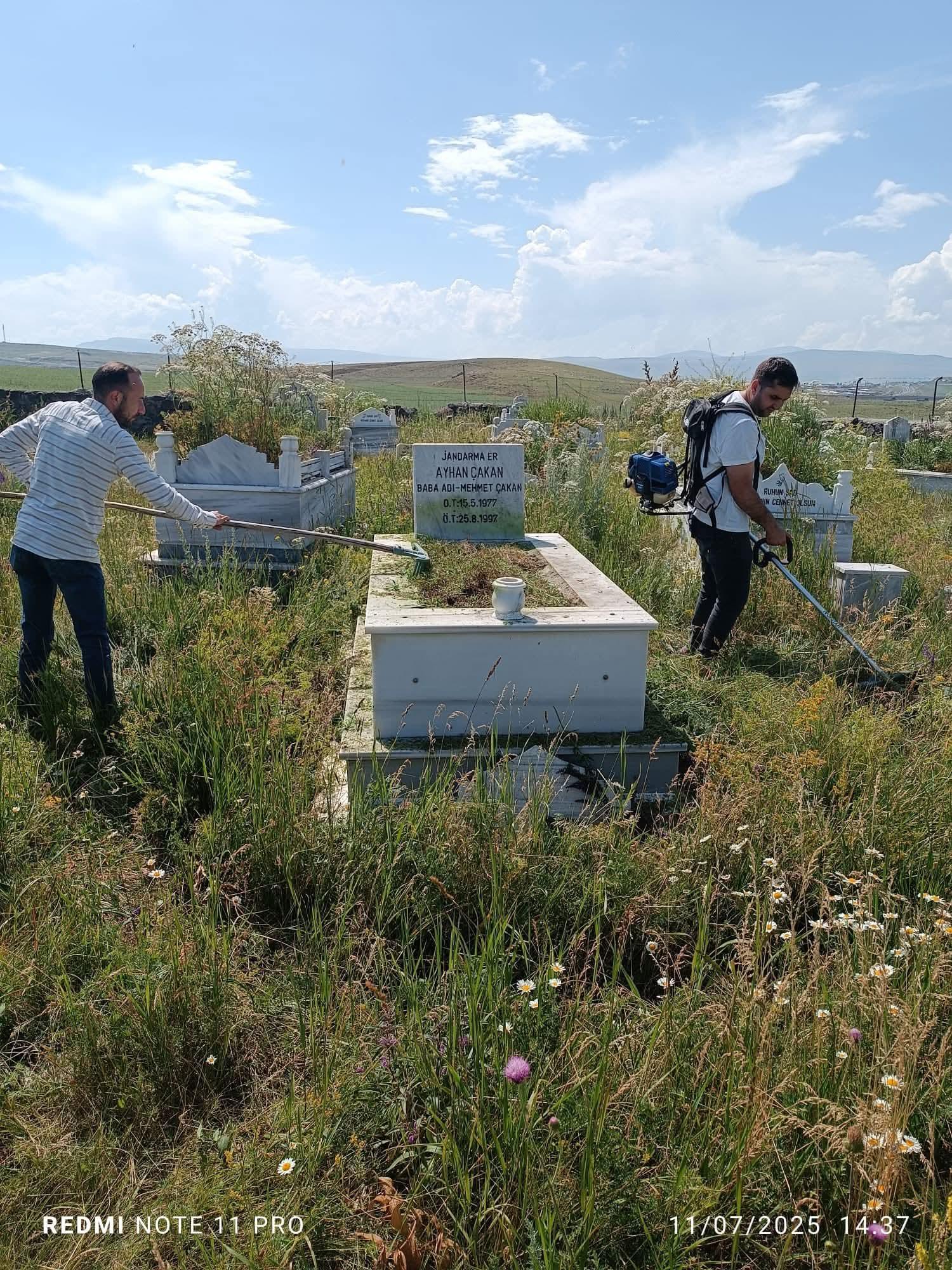 Susuz’da şehit mezarlıklarına vefa: Bakım ve temizlik çalışmaları gerçekleştirildi