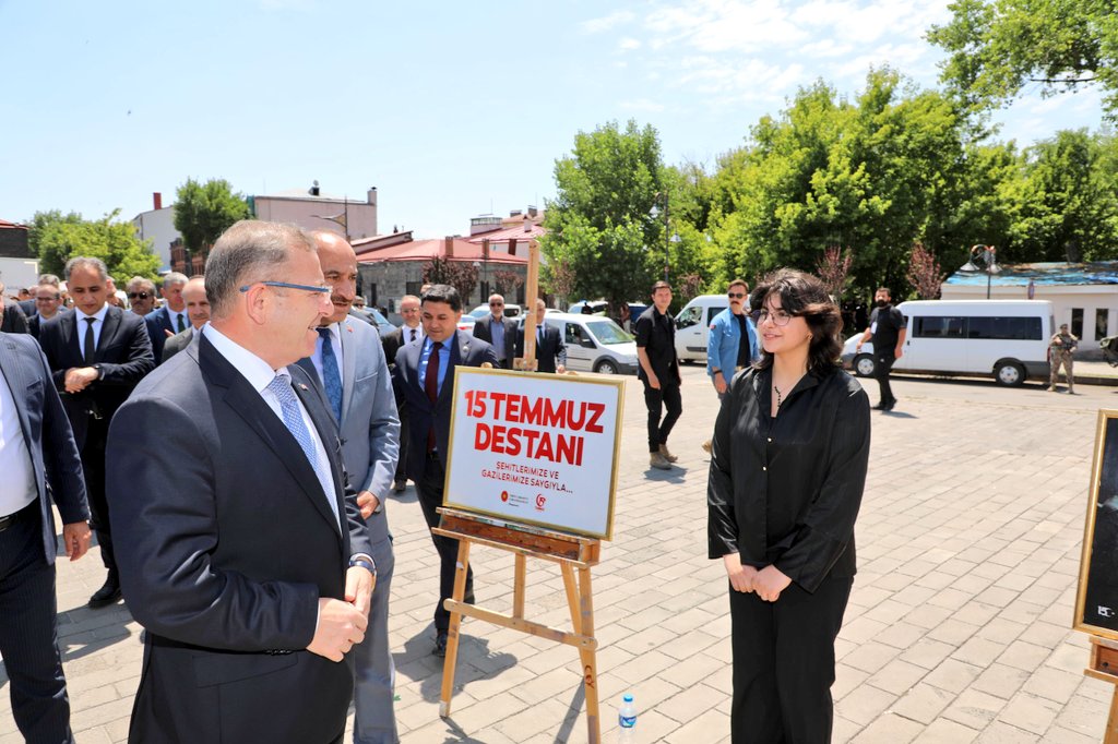 Kars Valisi Ziya Polat, 15 Temmuz anısına resim sergisinin açılışını gerçekleştirdi