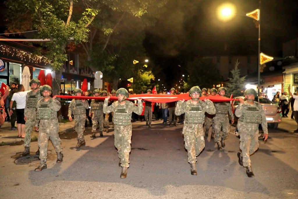 Kars’ta “Zaferin Adı Türkiye” temalı bayraklı yürüyüşe büyük katılım