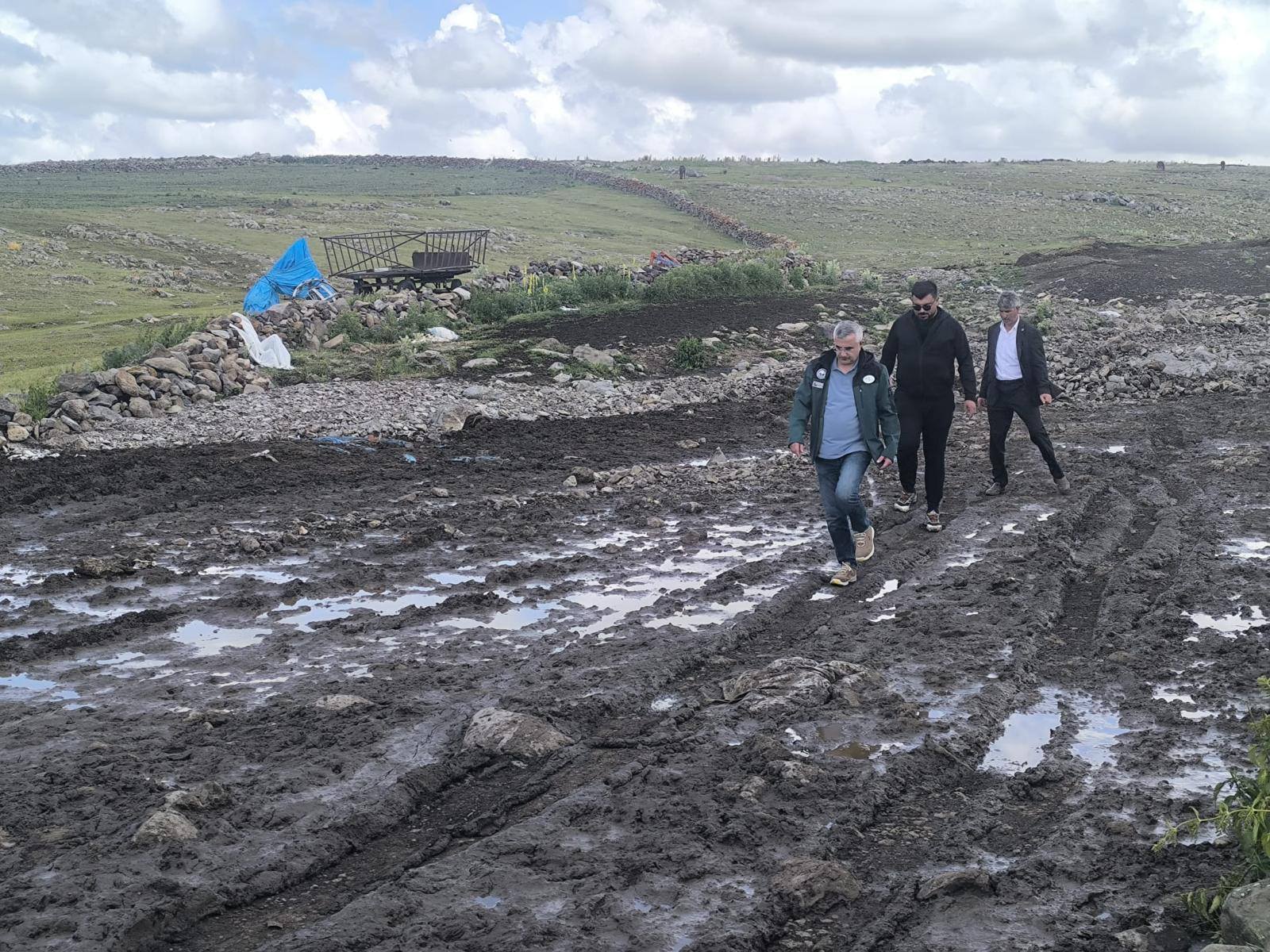 Kars DSİ 24. Bölge Müdürü Serdar Kotan, taşkınlardan etkilenen köylerde incelemelerde bulundu