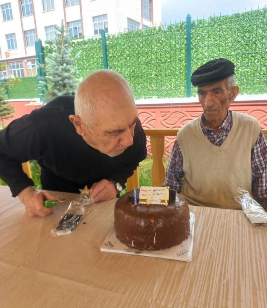 Kars huzurevinde doğum günü coşkusu