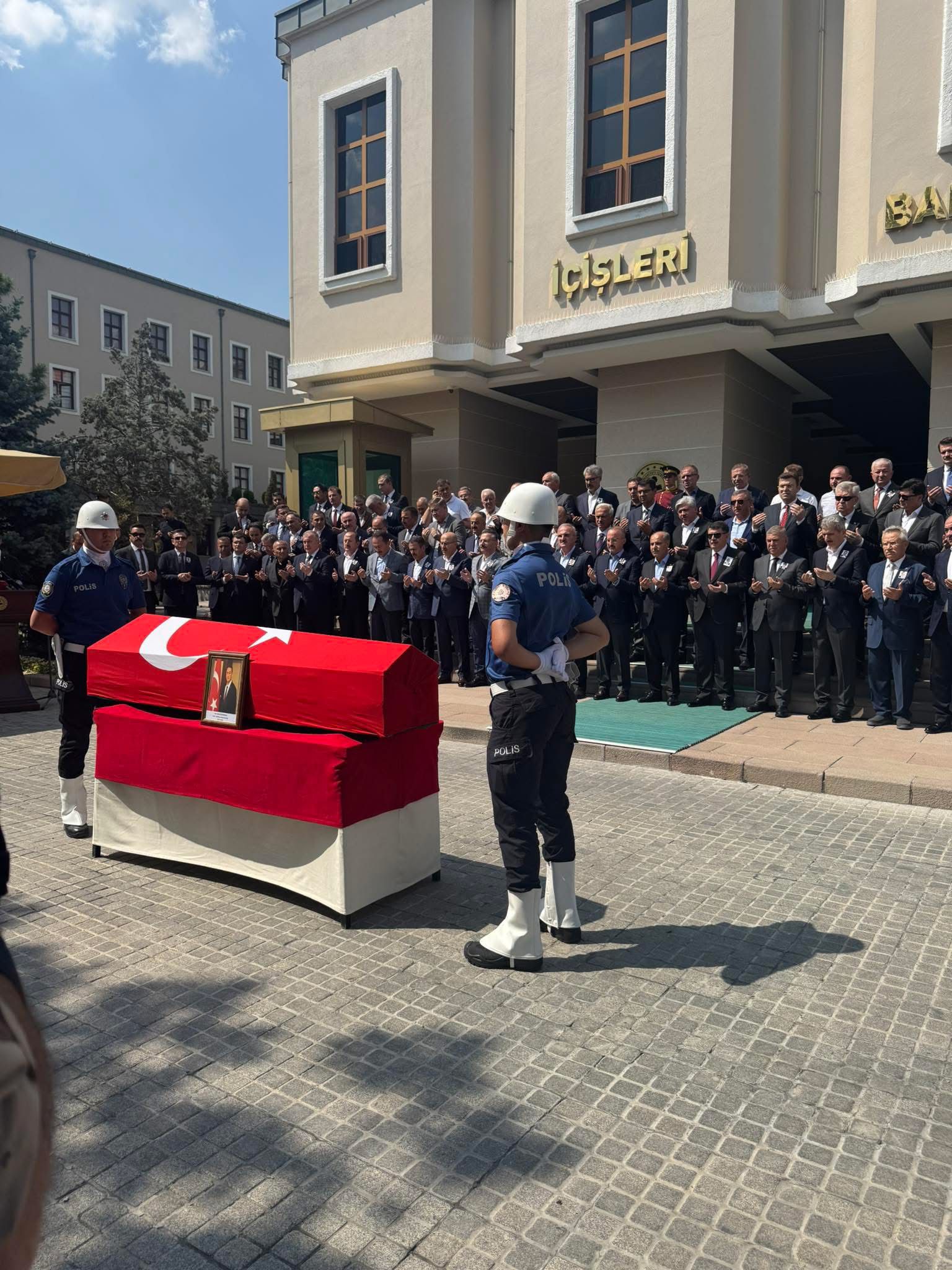 Eski Bitlis Valisi Karaömeroğlu için İçişleri Bakanlığında tören düzenlendi